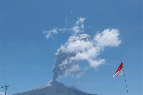 Gunung Lewotobi Laki Laki 4 Kali Meletus Tinggi Kolom Abu Capai 1 Km