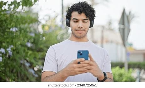 Categoría Joven latina en celular de fotos e imágenes