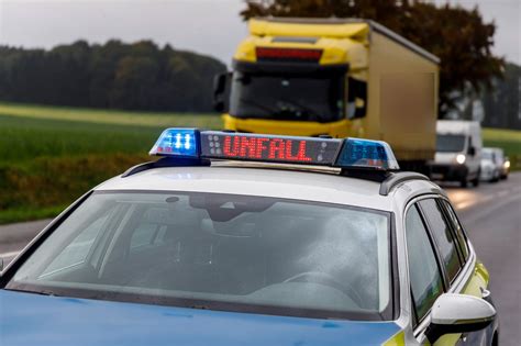 Euro Schaden Lkw Fahrer Kracht Auf Der A Wegen Hustenanfall