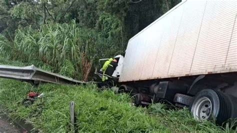 Carreta despenca em ribanceira na Rodovia dos Bandeirantes em Jundiaí