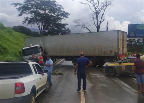 Carreta Atravessada Na Pista Causa Interdi O Da Br Entre An Polis