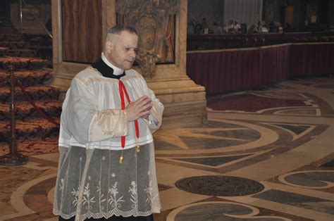 Orbis Catholicus Secundus Vatican Priest In St Peters Basilica