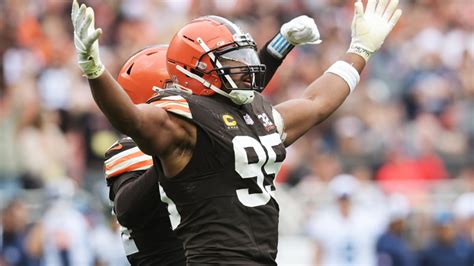 Browns Myles Garrett Enters Game Vs Seahawks In Creeper Costume