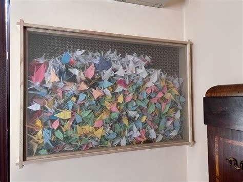 Това пано е пълно с 1000 хартиени жерави, сгънати от деца в подкрепа на ...