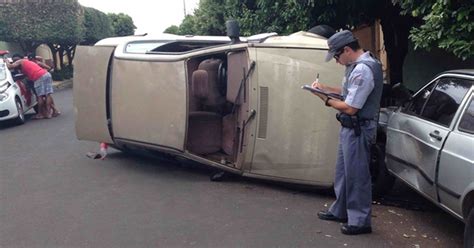 G1 Motorista perde controle da direção e capota carro em bairro de