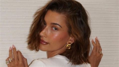 La Modelo Hailey Bieber Luce El Bikini Dorado M S Chic De La Temporada