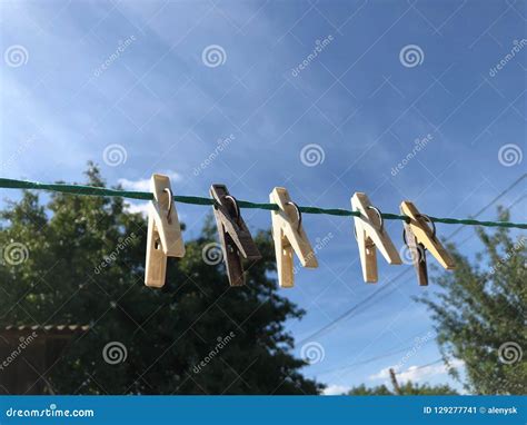 Pinzas En Una Cuerda Para Tender La Ropa Contra Un Cielo Azul Brillante