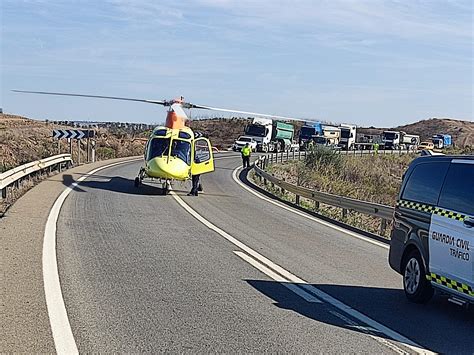 Grave Choque Frontal En Villarrasa Dos Heridas Atrapadas En Dos Coches