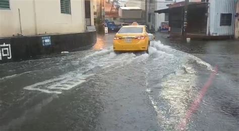 屏東一早雨彈來襲 東隆里路面積水車輛激起水花「畫面曝光」｜四季線上4gtv