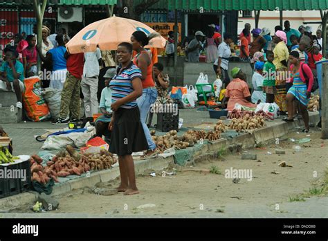 African people at market place, Mbazwana, rural KwaZulu-Natal, South ...