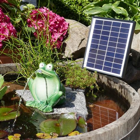 Wasserspeier Frosch aus Porzellan dunkelgrün kompl mit Akku Solar