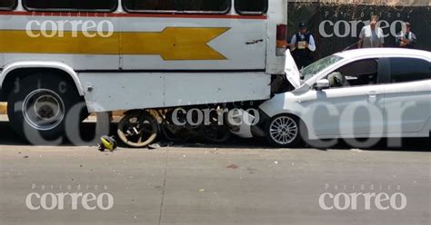 Intenso choque deja un motociclista herido y daños materiales en