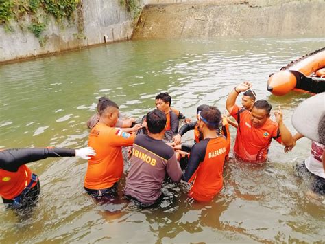 TIM SAR BRIMOB GORONTALO BERHASIL TEMUKAN KORBAN TENGGELAM DI SUNGAI