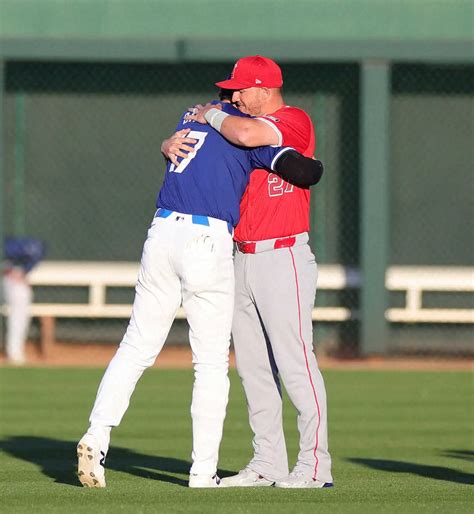 ＜ドジャース・エンゼンルス＞試合前、トラウトとハグをかわす大谷 （撮影・白鳥 佳樹） ― スポニチ Sponichi Annex 野球