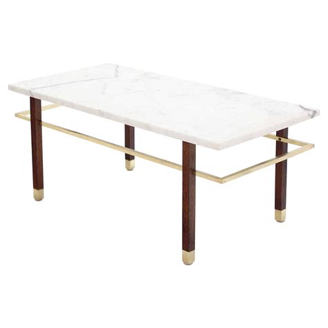 Mesa de centro rectangular con estructura y patas de latón y tablero de