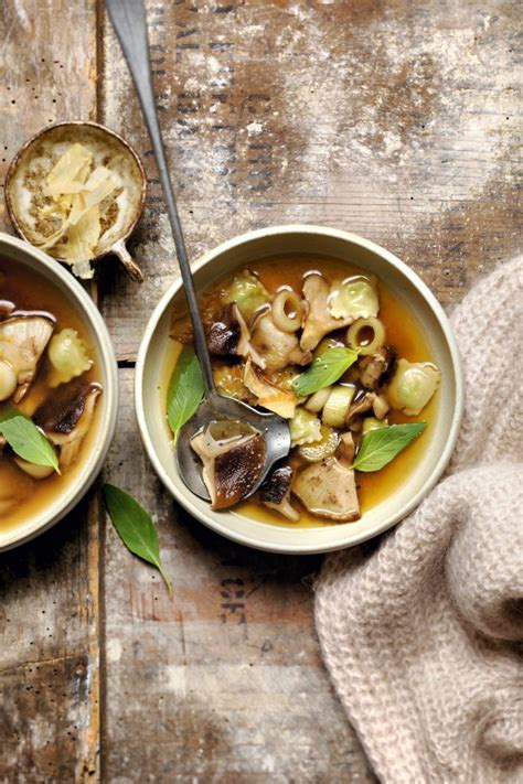 Bouillon de ravioles du Dauphiné aux champignons et au miso Recette