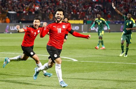 محمد صلاح يهدي قميصه لجماهير منتخب مصر بعد الفوز على السنغال بوابة