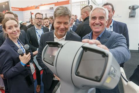 Wirtschaftsminister Robert Habeck Besucht Stand Von ProTecBird Auf Der