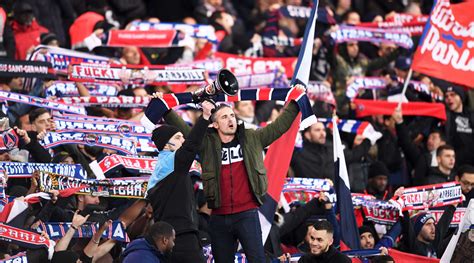 Les Supporters Du PSG Autour Du Parc