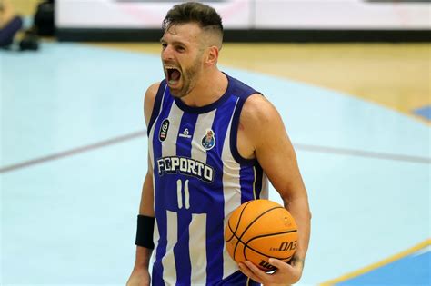 Basquetebol Fc Porto Vence Sl Benfica E Reabre Luta Pelo T Tulo Nacional