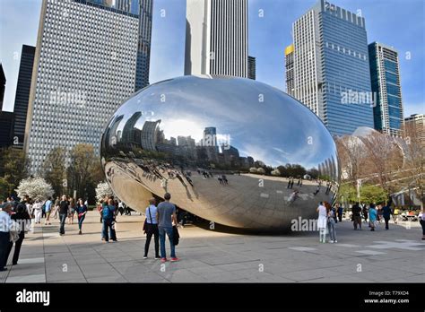 The Iconic Cloud Gate Chicago Bean At Atandt Plaza Millennium Park