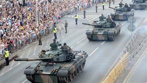 Poland Marks Army Day With Parade, Call for US Military Base