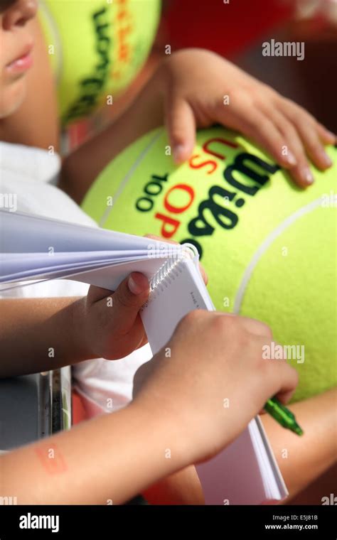 Firmando pelota de tenis fotografías e imágenes de alta resolución Alamy