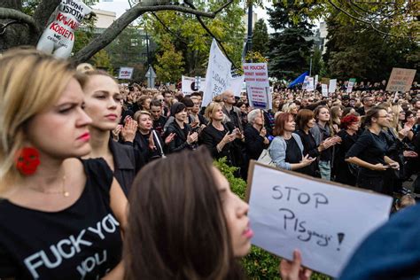 Une Manifestation Noire En Pologne Contre Le Projet De Loi Visant