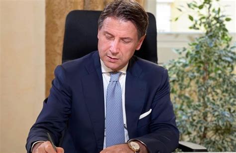 Giuseppe Conte il politico aggredito in piazza da un no vax chi è