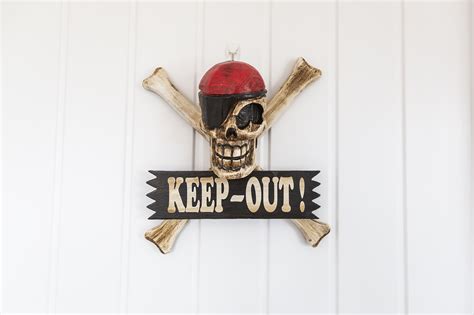 Keep Out Pirate Skull Crossbones Plaque