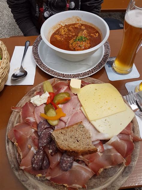 Zuppa Di Gulasch Con Canederlo E Tagliere Di Affettati E Formaggi