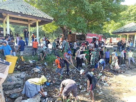 Walikota Bersama Dandim Bima Gotong Royong Pilar Dipantai Lawata