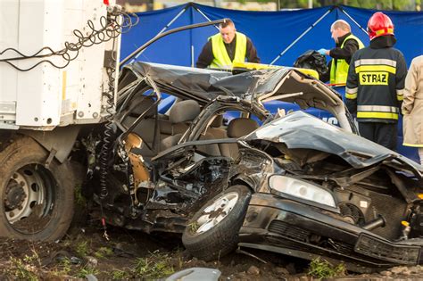 Bydgoszcz Tir zmiażdżył taksówkę Nie żyją trzy osoby