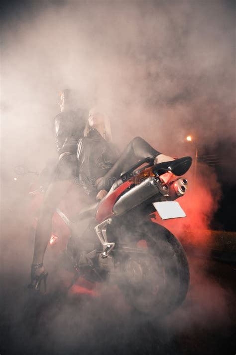 Jeune Femme Gothique Attirant De Brunette Image Stock Image Du D Licieux Noir