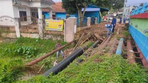 Pipa Pertamina Bocor Cemari Sungai Kelakar Di Prabumulih