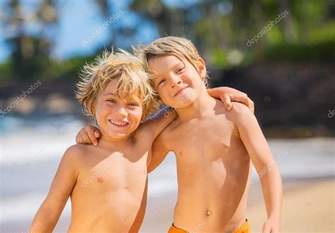 Deux Jeunes Gar Ons S Amusent Sur La Plage Tropicale Image Libre De