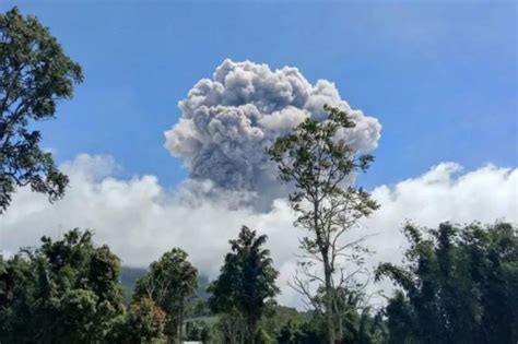 Gunung Marapi Kembali Erupsi Kolom Abu Vulkanik Capai 1 5 Kilometer Tinggi