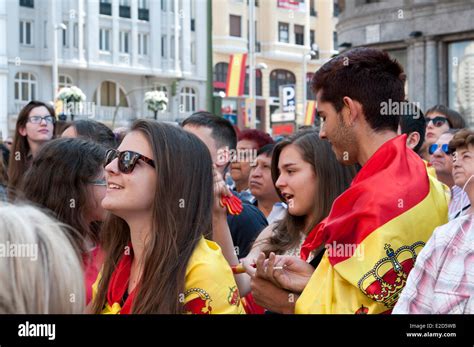 Madrid Spain 19th June 2014 Crowds Watch The Swearing In Ceremonies Of Spain S King Felipe