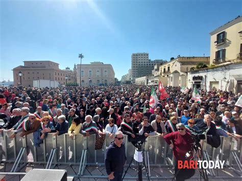 Giù le mani da Bari in migliaia in piazza a sostegno del sindaco Decaro