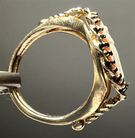 Ladies Vintage 14k Yellow Gold Shell Cameo Ring Gem