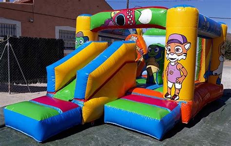 Drilo el Cocodrilo y su castillo hinchable