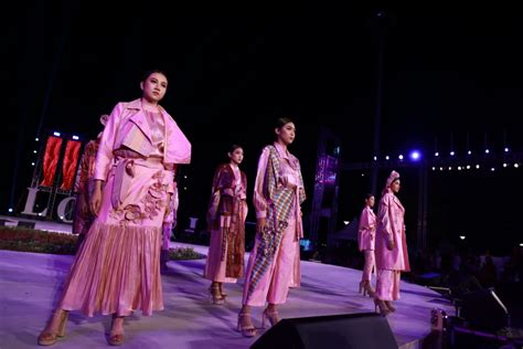 Perancang Busana Lokal Tampilkan Karya Di Fashion Show F Makassar