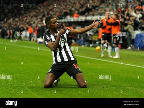 Alexander Isak de Newcastle United célèbre avoir marqué le premier but