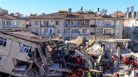 Aumentan A 35 Los Muertos Por El Terremoto En Turquía Y Siguen Las