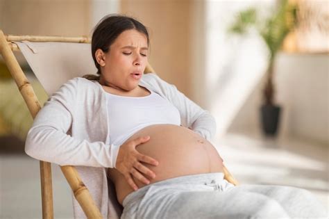 Embarazo Dolor Mujer Embarazada Tocando El Vientre Mientras Est