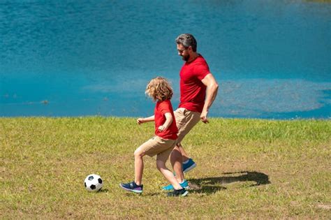 Padre E Hijo Jugando Al F Tbol Juntos En El Prado Verde Padre E Hijo