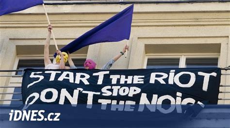 V Praze Se Konal Happening Pro Pussy Riot Dorazily Lenky V Kukl Ch Idnes Cz
