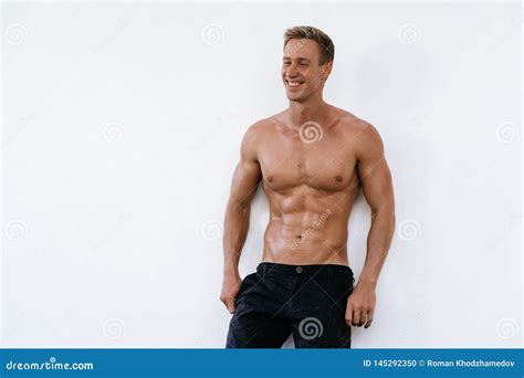 Hombre Atl Tico Sonriente Con El Torso Desnudo En El Fondo Blanco