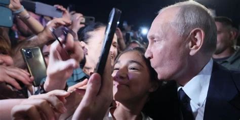 Wladimir Putin verteilt nach Wagner Eklat Küsschen Selfies