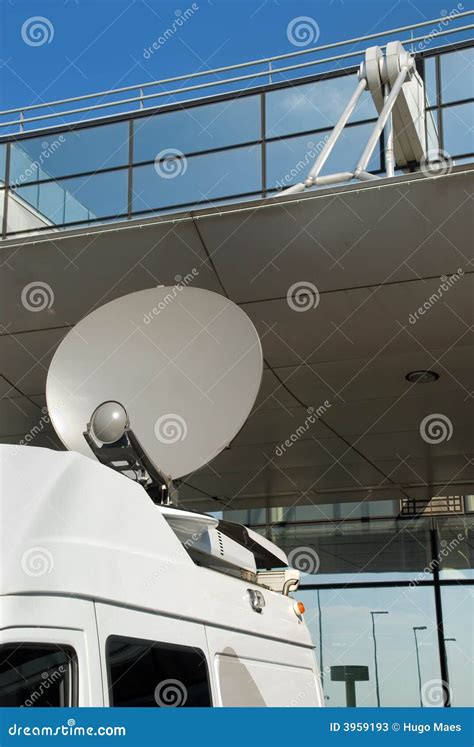 Media Mobile Satellite Dish Stock Image - Image of beam, live: 3959193